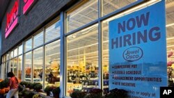 ARCHIVO: Un cartel anuncia empleos abiertos en una tienda de víveres en Deerfield, Illinois, el 5 de octubre de 2023.