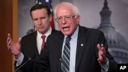 Senator Bernie Sanders (depan) dan Senator Chris Murphy memberikan keterangan kepada media pasca Senat AS meloloskan resolusi untuk mengakhiri dukungan AS bagi intervensi koalisi pimpinan Arab Saudi di Yaman, Kamis (13/12).