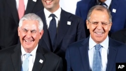  Rex Tillerson et Sergey Lavrov, réunion du G-20, Bonn, Allemagne, le 16 février 2017. (AP Photo/Michael Probst)