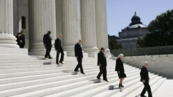Los magistrados de la Corte Suprema descienden las escaleras de la sede en Washington. [Archivo]