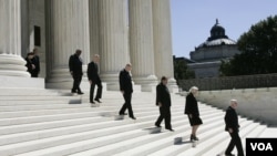 ARCHIVO - Los magistrados de la Corte Suprema bajan las escaleras del frente del edificio del tribunal, en Washington DC, el 7 de septiembre de 2005.