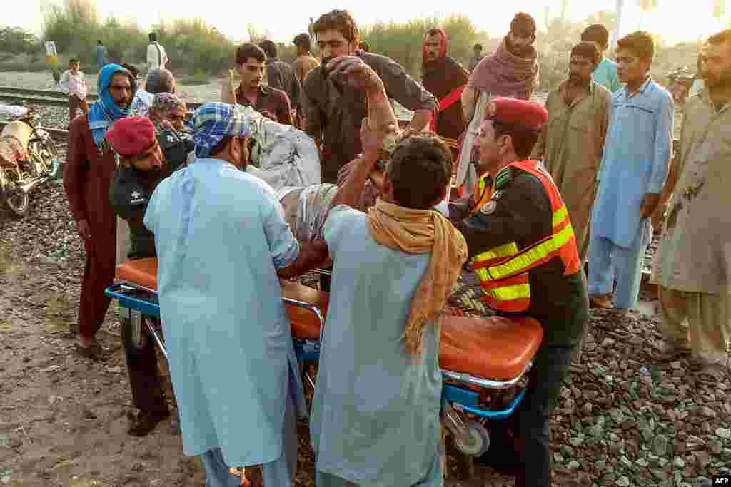 ریلوے حکام کے مطابق چلتی ٹرین سے ریلوے ٹریک کے قریب پتھروں پر کودنے کی وجہ سے زیادہ مسافر زخمی ہوئے۔ جن میں تین سے چار خواتین بھی شامل ہیں۔ &nbsp; &nbsp; 