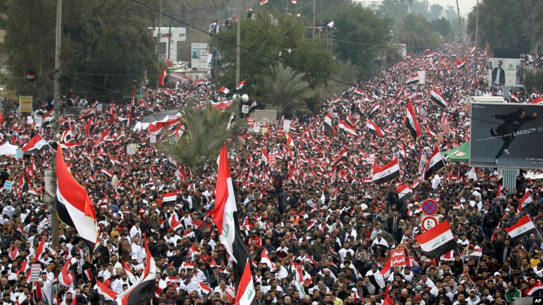 Người biểu tình Iraq theo giáo sĩ Shia Muqtada al-Sadr tại Baghdad, Iraq, hôm 24/1/2020.