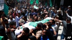 13일 가자시티에서 바셈 이사 하마스 사령관 등 이스라엘의 공습으로 숨진 하마스 지휘관 13명의 장례식이 열렸다.