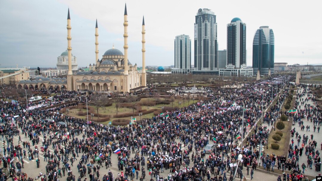 Warga Chechnya turun ke jalanan di Grozny, ibukota Republik Chechnya untuk memberi dukungan bagi pemimpin mereka Ramzan Kadyrov dan Presiden Rusia Vladimir Putin (22/1).