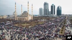 Warga Chechnya turun ke jalanan di Grozny, ibukota Republik Chechnya untuk memberi dukungan bagi pemimpin mereka Ramzan Kadyrov dan Presiden Rusia Vladimir Putin (22/1).