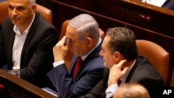 PM Israel Benjamin Netanyahu tampak sebelum pemungutan suara di parlemen Israel atau Knesset, di Yerusalem, Rabu (29/5). 