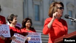 La démocrate Nancy Pelosi donne un discours pour la journée sans femmes à Washington D.C., le 8 mars 2017.