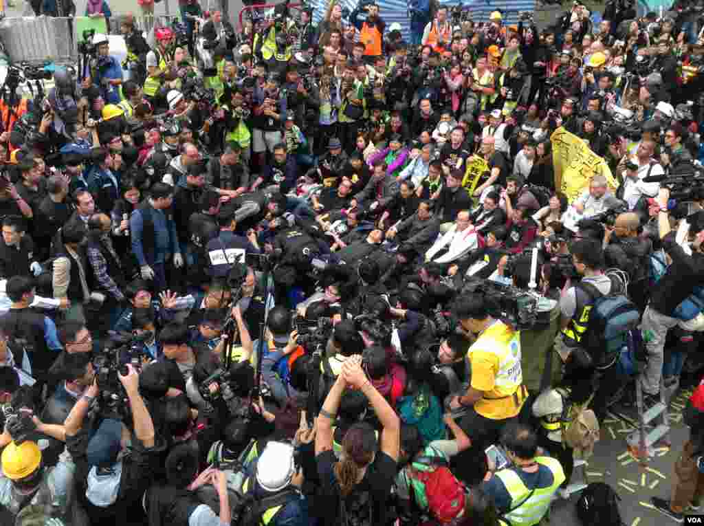 香港警方12月11日全面清场金钟占领区（美国之音海彦拍摄）