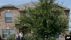 Investigadores registraron la casa de Micah Xavier Johnson en Mesquite, Texas, el principal sospechoso de haber dado muerte a cinco policías durante una protesta pacífica en Dallas, el jueves por la noche.