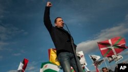 Arnaldo Otegi, leader of the former Basque independence Batasuna party, addresses a crowd as he leaves Logrono prison in Logrono, northern Spain, March 1, 2016. 