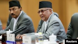 PM Nepal Khadga Prasad Sharma Oli (kanan) mengundurkan diri Minggu 24/7 (foto; dok). 