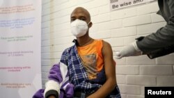 یک واکسن بالقوه ویروس کرونا به داوطلبی در شهر سووتو در آفریقای جنوبی تزریق می‌شود. ۱۳ اوت ۲۰۲۰