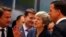 La primera ministra británico, Theresa May, coversa con el primer ministro holandés Mark Rutte, y el primer ministro de Luxemburgo, Xavier Bettel, durante una cumbre de la UE en Bruselas, el 21 de marzo de 2019.