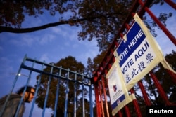 Tanda "pilih di sini" dipajang di Sekolah Dasar Anna Silver, PS 20, pada Hari Pemilihan Presiden AS 2024 di Manhattan, Kota New York, AS, 5 November 2024. (Foto: Reuters)