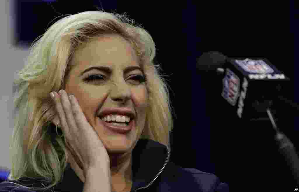 Lady Gaga menjawab pertanyaan dalam koneferensi pers di Houston NFL Super Bowl (2/2). Gaga akan tampil dalam jeda pertandingan sepakbola Amerika tersebut. (AP/Morry Gash)