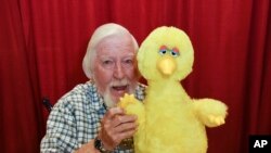 Caroll Spinney con Big Bird durante el Supercon de Florida en el Centro de Convenciones del Condado Broward, el 13 de julio de 2018, en Fort Lauderdale. 