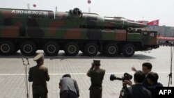 Северокорейская баллистическая ракета на параде в Пхеньяне