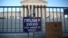 Para pendukung Presiden AS Donald Trump memasang banner di depan gedung Mahkamah Agung AS, sementara tim kampanye Trump meluncurkan gugatan hasil Pilpres di Pennsylvania (foto: dok). 