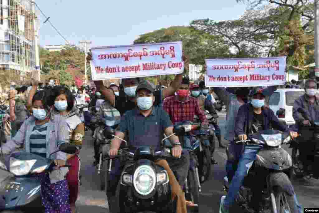 စစ်အာဏာသိမ်းဆန့်ကျင်သူ ကျောက်ပန်းတောင်းမြို့ခံတို့ရဲ့ ဆန္ဒပြ မြင်ကွင်း။ (ဓာတ်ပုံ - CJ - ဖေဖော်ဝါရီ ၀၈၊ ၂၀၂၁)