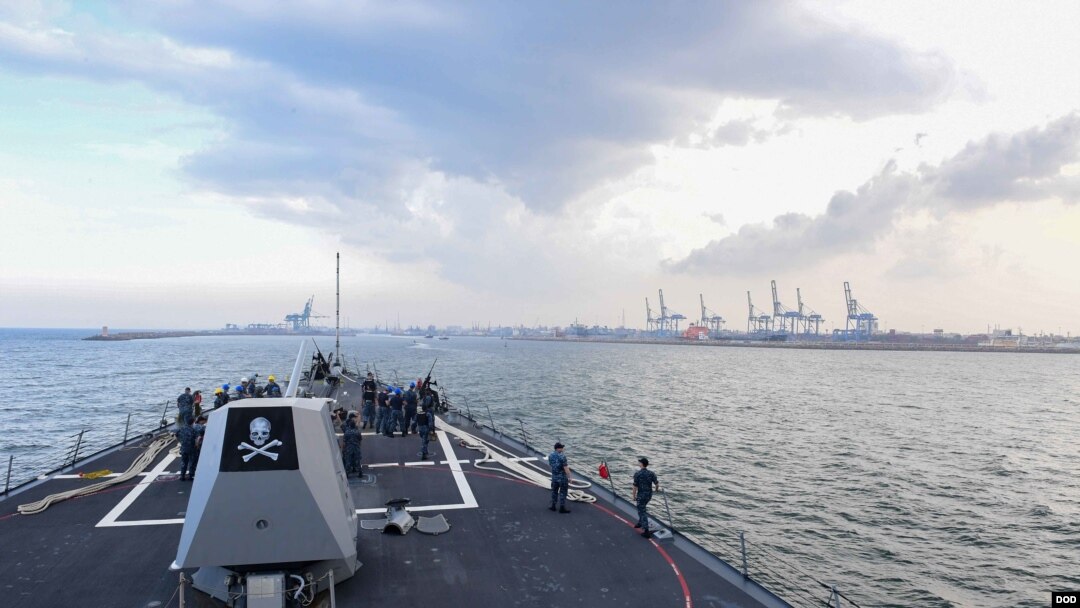 Khu trục hạm USS Kidd lớp Arleigh Burkemang theo phi đạn điều khiển đến ngoài khơi bờ biển Ấn Độ để tham dự cuộc tập trận Malabar 2017.