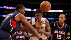 Los Angeles Lakers et Atlanta Hawks au cours de la seconde moitié d'un matche NBA le 15 Mars 2015 à Los Angeles. (AP Photo/Danny Moloshok) 