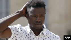 Le Malien Mamoudou Gassama après son entretien le lendemain à l'Elysée avec le président français Emmanuel Macron, le 28 mai 2018.