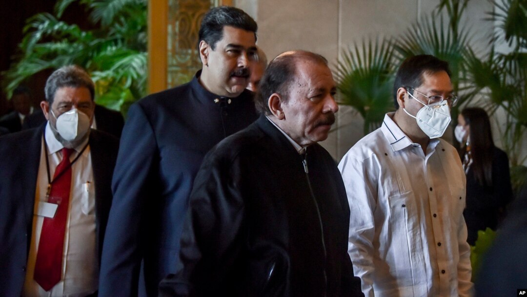 ARCHIVO - Los presidentes de Nicaragua, Daniel Ortega, en el centro; de San Vicente y las Granadinas, Rafael González; de Venezuela, Nicolás Maduro; y de Bolivia, Luis Arce, caminan durante una reunión en La Habana, Cuba, el martes 14 de diciembre de 2021.