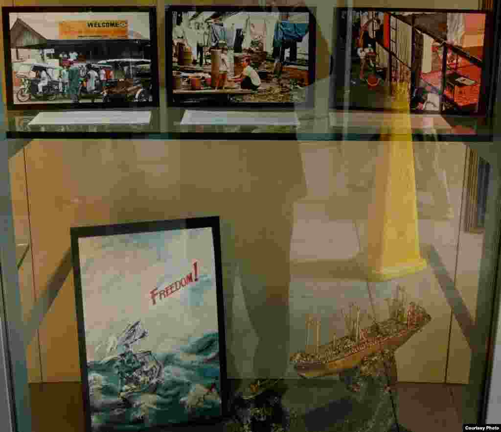 Hình ảnh đời sống thuyền nhân trong các trại tị nạn Đông Nam Á trưng bày tại thư viện San Francisco (ảnh Bùi Văn Phú)