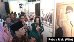 Wakil Ketua MPR RI Ahmad Basarah, Wali Kota Surabaya Tri Rismaharini, dan Rieke Diah Pitaloka dari Jas Merah mengamati pameran arsip nasional di Kantor Pos Besar Kebon Rojo, Surabaya, 6 Juni 2018 (Foto: Petrus Riski/VOA)