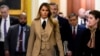 La primera dama Melania Trump, seguida por el senador Ted Cruz, republicano por Texas, y el presidente de la Cámara de Representantes, Mike Johnson, republicano por Luisiana, caminan por el Capitolio, el lunes 3 de marzo de 2025, en Washington.