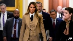 La primera dama Melania Trump, seguida por el senador Ted Cruz, republicano por Texas, y el presidente de la Cámara de Representantes, Mike Johnson, republicano por Luisiana, caminan por el Capitolio, el lunes 3 de marzo de 2025, en Washington.