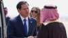 El Secretario de Estado de Estados Unidos, Marco Rubio, es recibido por el Viceministro de Asuntos de Protocolo de Arabia Saudita, Abdulmajeed al-Smari, a su llegada al Aeropuerto Internacional Rey Khalid en Riad el 17 de febrero de 2025.