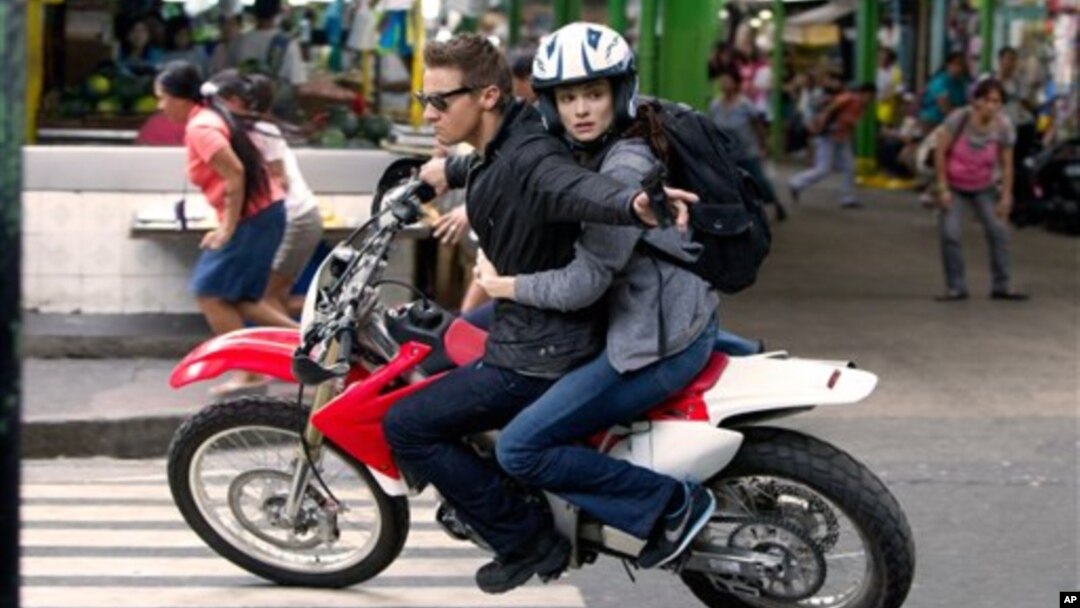 Rachel Weisz (kanan) dan Jeremy Renner dalam adegan film "The Bourne Legacy." (Foto: AP/Universal Pictures)