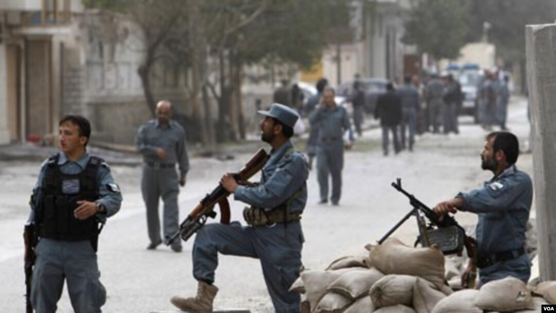 Polisi Afghanistan berjaga-jaga di lokasi terjadinya serangan bunuh diri oleh militan di ibukota Kabul. Militan Taliban melakukan penyerbuan di distrik pemerintah dan markas NATO di ibukota Kabul, Rabu (14/9).