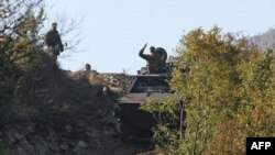 Vojnici KFOR-a patroliraju duz alternativnog puta koji se nalazi neposredno iznad administrativnog prelaza Jarinje.