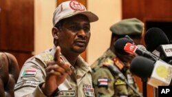 Le général Mohamed Hamdan Dagalo, chef adjoint du conseil militaire, lors d'une conférence de presse à Khartoum, au Soudan, le 30 avril 2019.