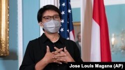 Menteri Luar Negeri RI Retno Marsudi menjawab pertanyaan wartawan setelah pertemuan bilateral dengan Menlu AS Antony Blinken, di Washington DC, Selasa, 3 Agustus 2021. (Foto: Jose Louis Magana/AP)