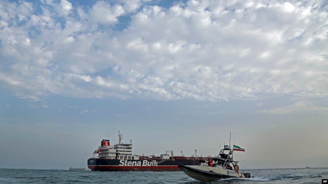 Gliser i helikopter Iranske revolucionarne garde kreću se oko naftnog tankera Stena Impero, koji plovi pod britanskom zastavom i koji je Garda zaplenila, u Iranskoj luci Bandar Abas, 21. jula 2019.