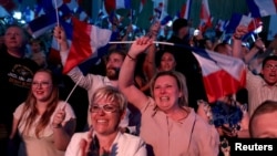 法国极右翼领导人勒庞的支持者在首轮投票部分结果出现后开始庆祝。(2024年6月30日)