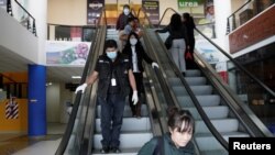 Pasajeros y trabajadores en el Aeropuerto El Alto en La Paz, Bolivia, usan mascarillas tras el brote de coronavirus el 11 de febrero de 2020. [Archivo] 