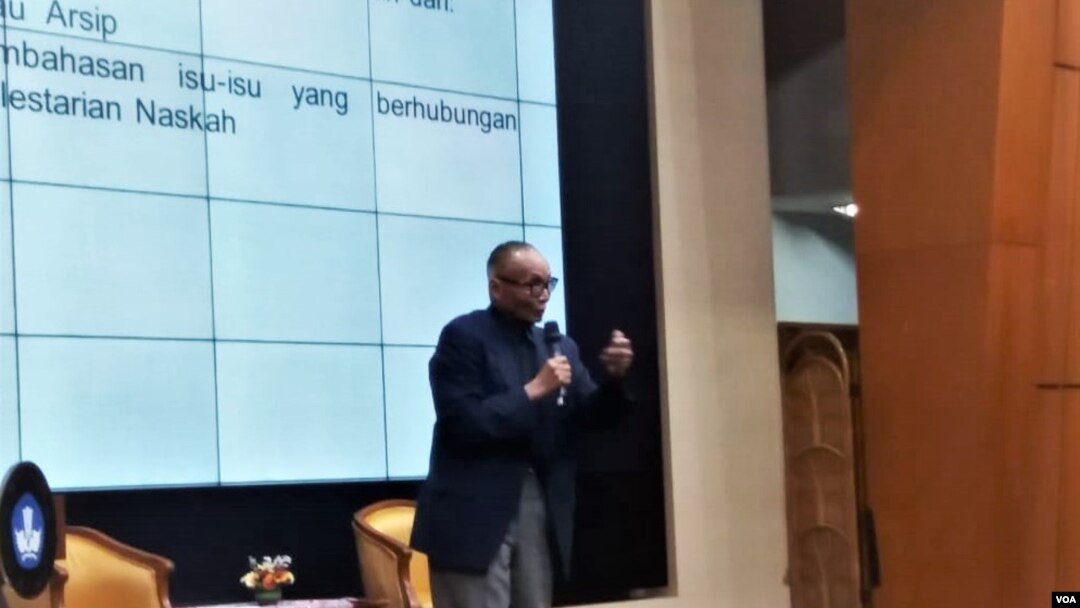 Mantan Menteri Pendidikan Wardiman Djojonegoro menyoroti hal tersebut dalam kuliah umum bertajuk Peningkatan Sastra dan Budaya Daerah di Kemendikbud, Kamis (6/12). (Foto: VOA/Fathiyah)