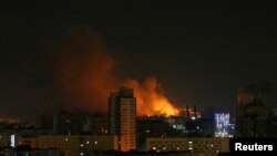 Humo y fuego se observa sobre Kiev durante un borbandeo. AP