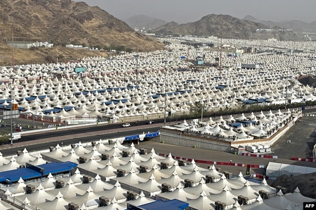 A general view shows tents housing Muslims pilgrims in Mina, near Islam's holy city of Mecca, on June 26, 2023 during the annual Hajj pilgrimage. (Photo by Aaref WATAD/ AFP)