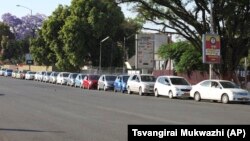 Mitsetse yemotokari dziri kutsvaga mafuta ndicho chave chinhu chekujaira munyika.