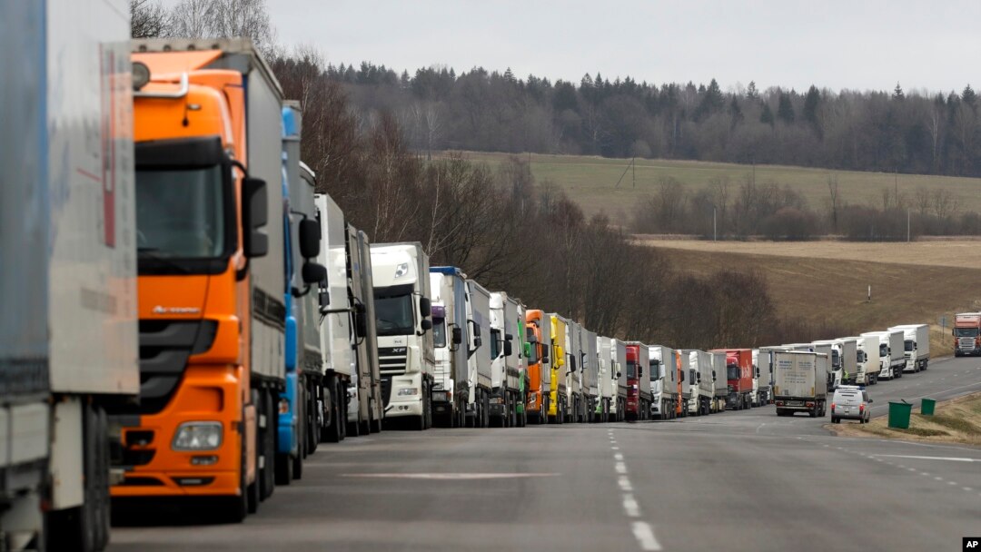 Truk-truk terjebak dalam kemacetan lalu lintas di dekat desa Kamenny Log, 140 kilometer barat laut ibu kota Belarus, Minsk, menuju perbatasan Lithuania, Kamis, 19 Maret 2020.