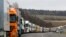 Des poids lourds sont pris dans un embouteillage près de la frontière entre la Lituanie et le Belarus, le jeudi 19 mars 2020. (AP Photo/Sergei Grits)