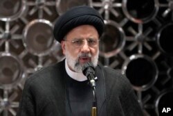 Presiden Iran Ebrahim Raisi berbicara di depan tokoh-tokoh Islam usai salat Dzuhur di Masjid Istiqlal di Jakarta, hari Rabu, 24 Mei 2023.