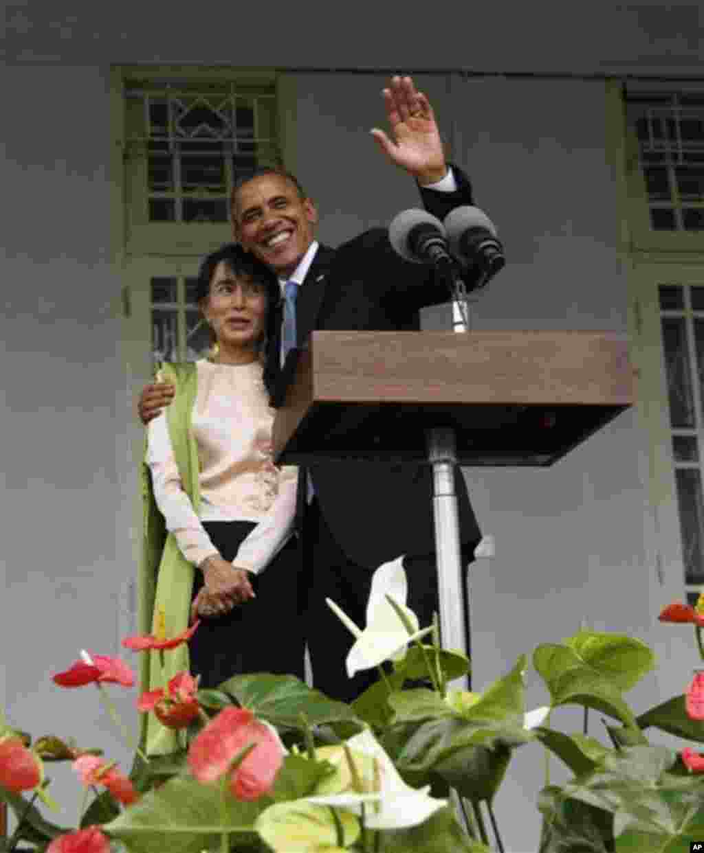 19일 버마 양곤 시에서 기자회견 후, 버마의 민주화 운동가 아웅산 수치 여사(왼쪽)와 포옹하는 바락 오바마 미 대통령. 