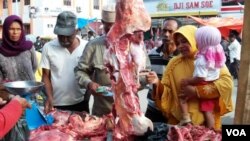 Harga daging sapi terus melonjak di berbagai kota di Indonesia akibat langkanya stok daging sapi di tingkat produsen (foto: dok).